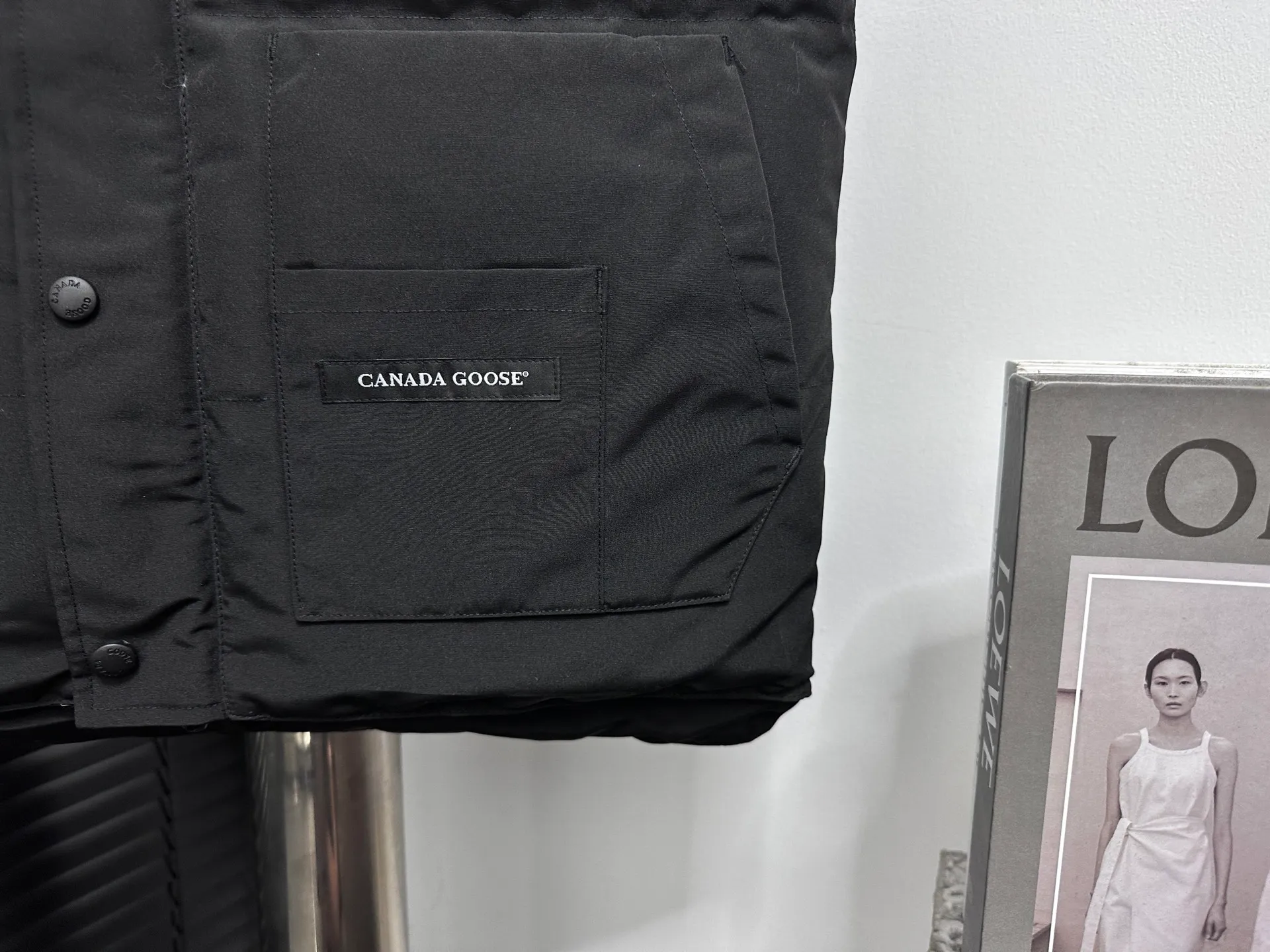 P360 [Canada Goose] Canada Goose #Freestyle Crew 4154M Men’s and Women’s Vest Down# ➖ Imported Behringer embroidery machine with customized 10,000-needle embroidery logo! ➖ Imported 21-count polyester-cotton blended original fabric, using Feather-Light 10D waterproof coating fabric, made of 84.5% polyester fiber and 15.5% cotton, 100% the best feel in the entire network! ➖ The genuine official website uses the national standard 80 white duck down, and will never be misled by false claims such as 90 down or goose down! ➖ 100% nylon nylon lining with double double-layer sealing design to prevent velvet from running away. Top-grade polar fleece is used in the collar and pockets to keep warm and comfortable! ➖ Yoshida YKK provides original custom-made electroplated sliders. YKK two-way lockable zippers are tight and smooth and will not peel off paint! ➖ 3M composite original Velcro is durable, and all accessories and hardware are disassembled and customized! ⛔No slander, no exaggeration, no need for too much copywriting, because it is focused, it is professional!  SIZE: XS S M L XL XXL